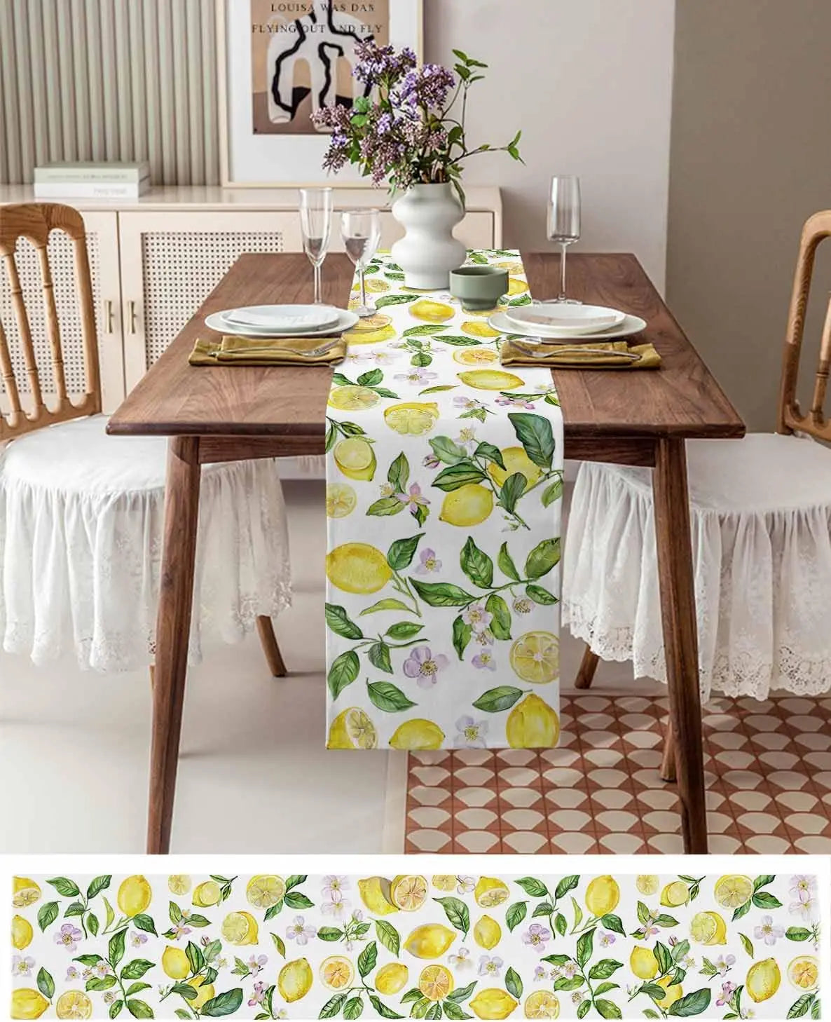 Une table élégante avec un chemin de table aux motifs de citrons et de feuilles vertes, entourée de chaises en bois et d'un vase de fleurs violettes, créant une ambiance chaleureuse et fraîche.