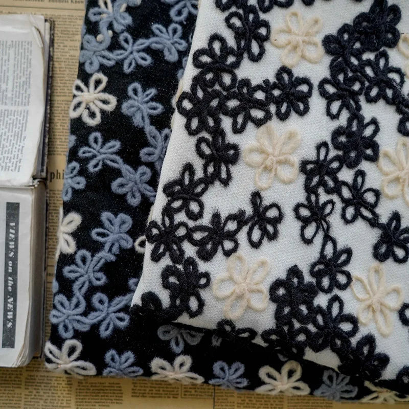 tissu polyester fleurs stylisées blanc noir gris clair beige brodé résistance intempéries automne hiver