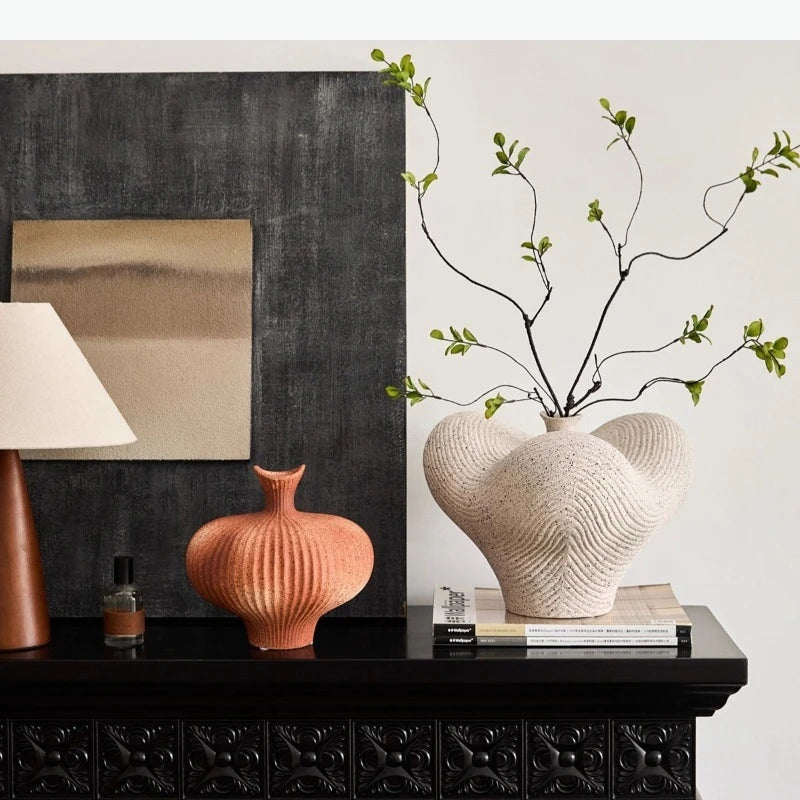 vase moderne blanc orange texturé rayures grain branches fleurs séchées fruits décoration intérieure