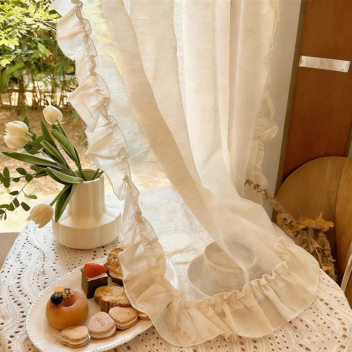 rideau blanc semi transparent classique romantique volants dorés salon chambre coucher