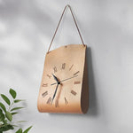 horloge murale marron clair rouge foncé gris imitation cuir chiffres romains vintage rustique minimaliste