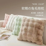 coussins rectangulaires peluche douce rose clair vert pastel lit tissé rayures horizontales moderne respectueux