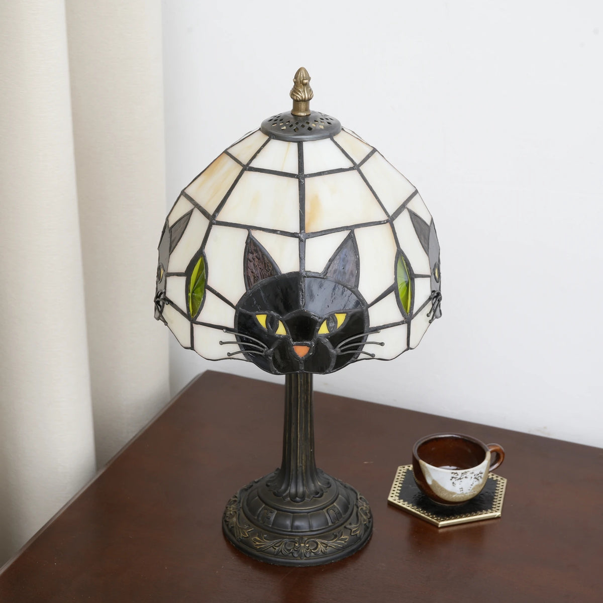 lampe table tiffany vitrail chat noir blanc contemporain interrupteur bouton stained glass
