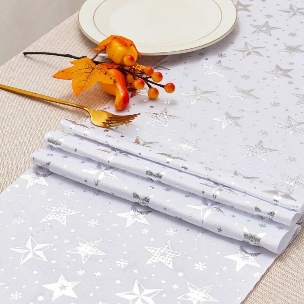 chemin table festif flocons neige noël gris clair blanc rouge doré festive