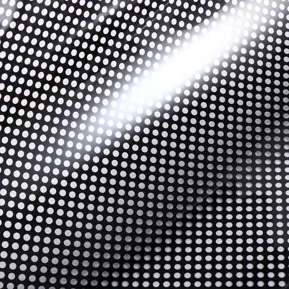 grille ventilation opaque moderne noir blanc perforations régulières fenêtre isolation thermique