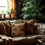 Un intérieur chic et tropical, avec des coussins ornés de motifs léopard posés sur un lit douillet, entouré de plantes verdoyantes dans une pièce cocooning.