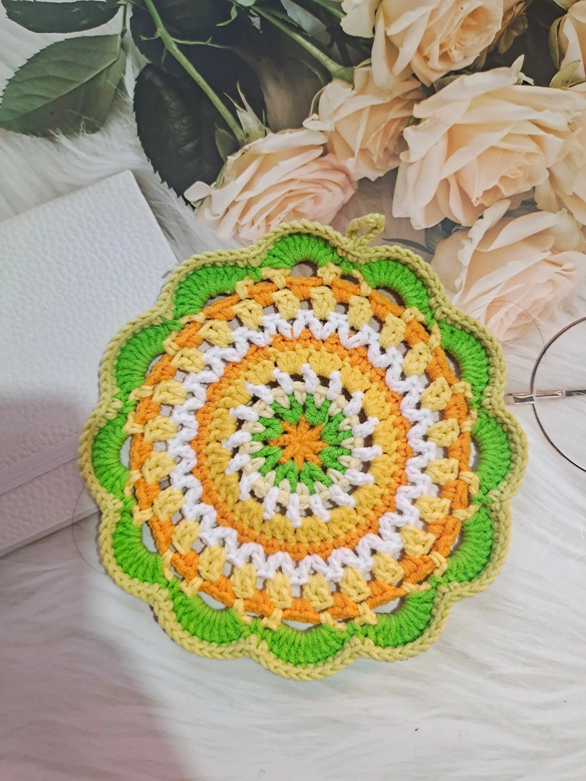 serviettes table crochet motif circulaire couleurs vives main d'oeuvre artisanale pastoral annuel arrière rouleau