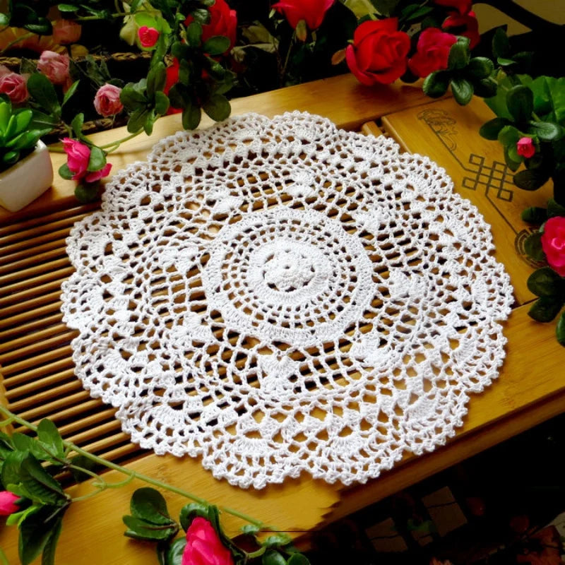 napperon crocheté floral blanc crème beige ajouré semi transparent décoratif vintage table rond