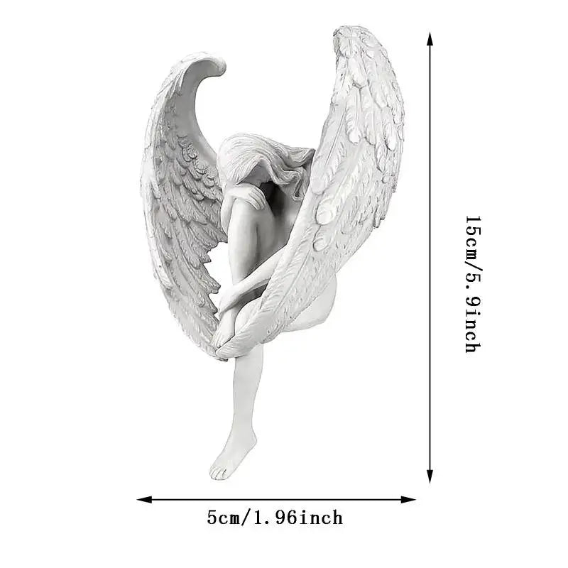 statue ange blanc plumes detaillee texture lisse jardin intérieur decoration posée accroupie introspective