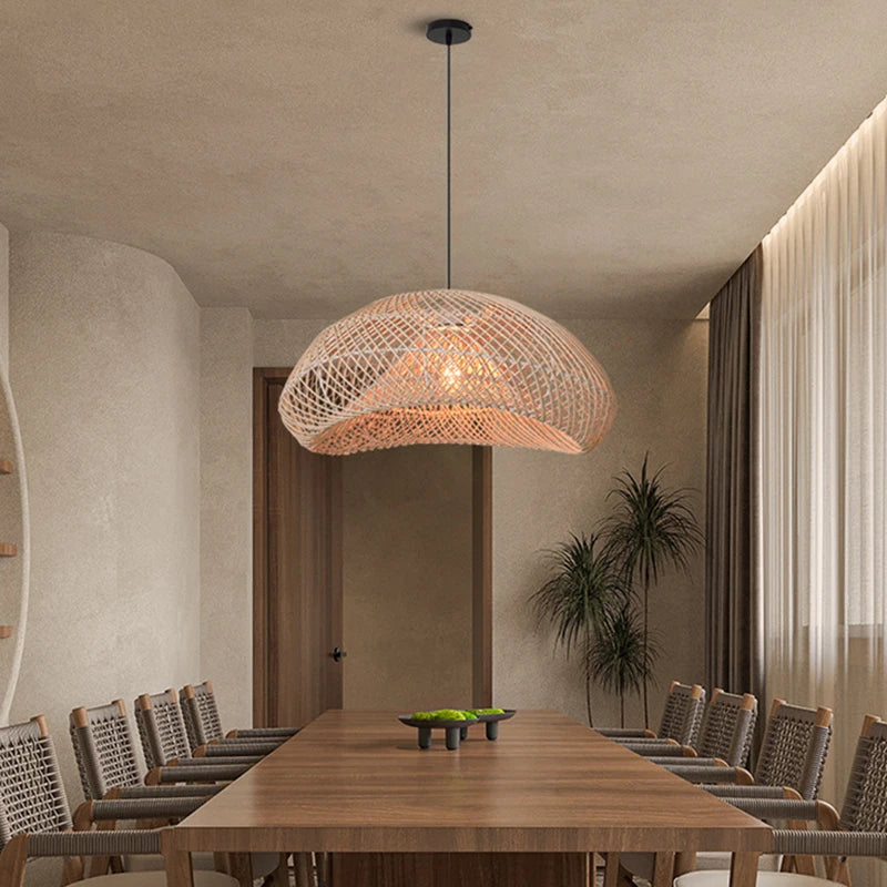 Lampe suspendue rotin noir dans un salon moderne avec canapé