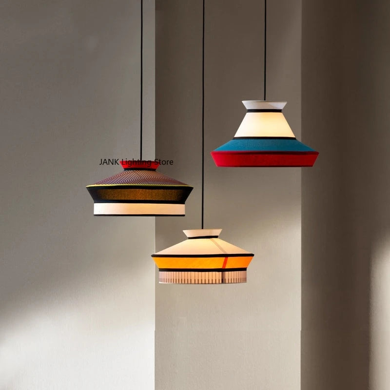 Suspension lumineuse tissu rayures horizontales moderne noir blanc rouge jaune bleu
