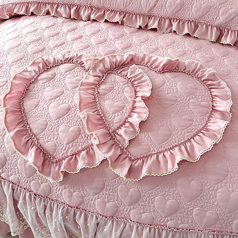 Parure de lit complète 4 pièces disposée sur un lit