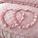 Parure de lit complète 4 pièces disposée sur un lit