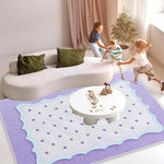 Une pièce lumineuse et accueillante avec des enfants jouant sur un tapis coloré et des coussins confortables sur un canapé.