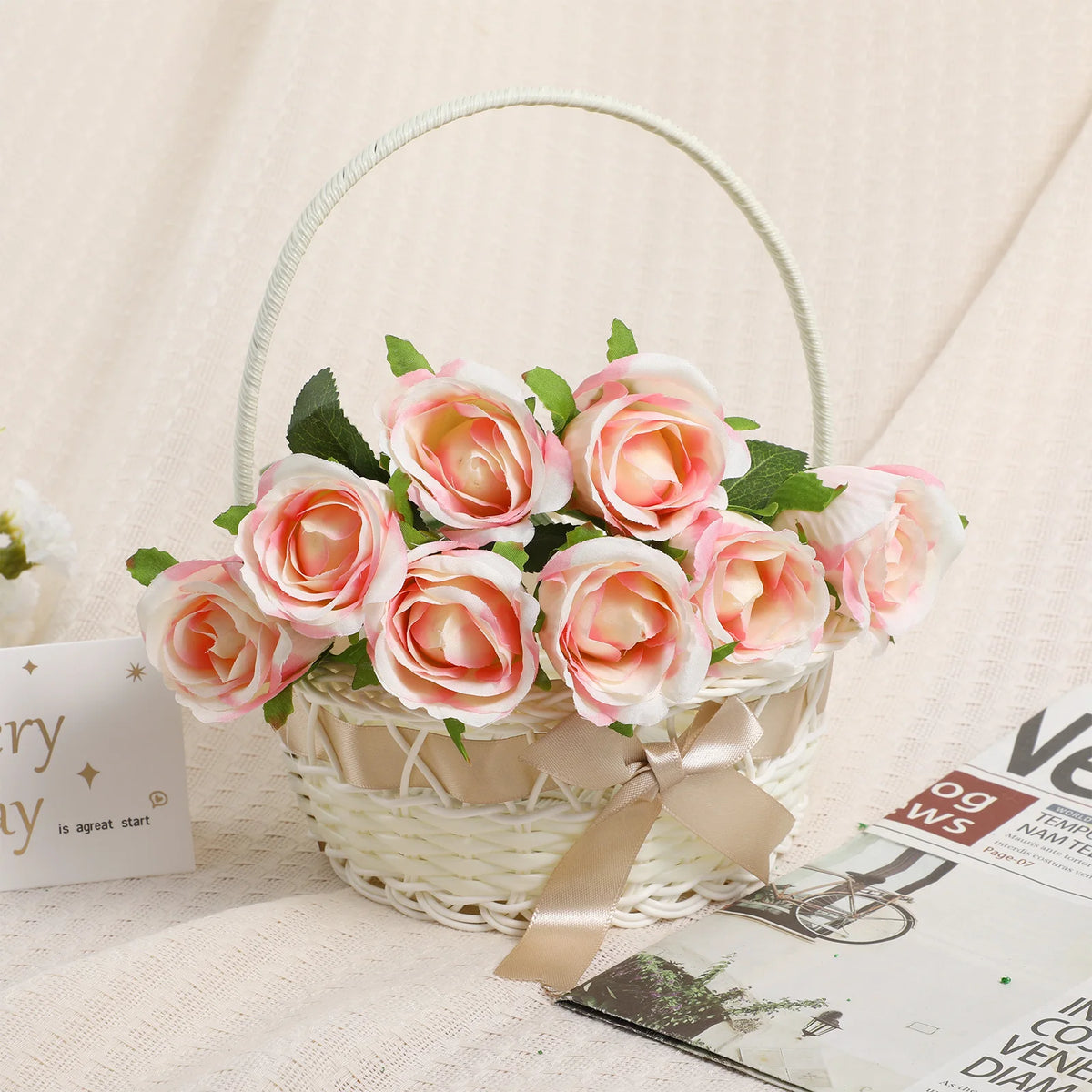 Panier vert avec anse utilisé pour des fleurs dans un salon