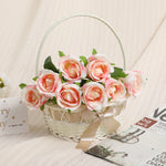 Panier vert avec anse utilisé pour des fleurs dans un salon