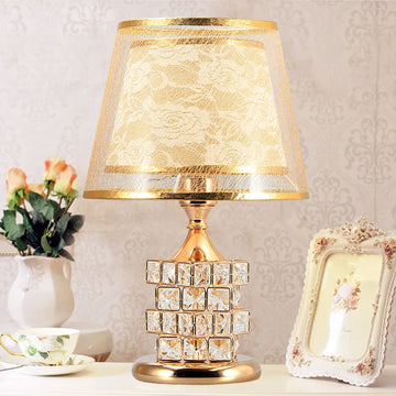 Lampe de chevet en cristal dorée style européen sur table de nuit