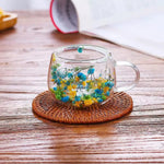 tasse verre double paroi fleurs séchées transparente poignée cuillère dorée moderne