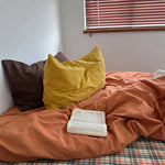 Parure de lit gris avec taies d'oreiller