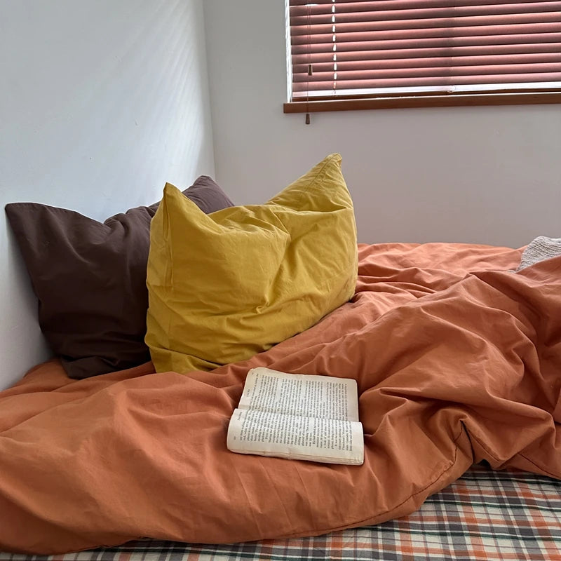 Parure de lit gris avec taies d'oreiller