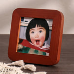 cadre photo bois naturel marron noir jaune classique enfant bébé décoration intérieure vintage