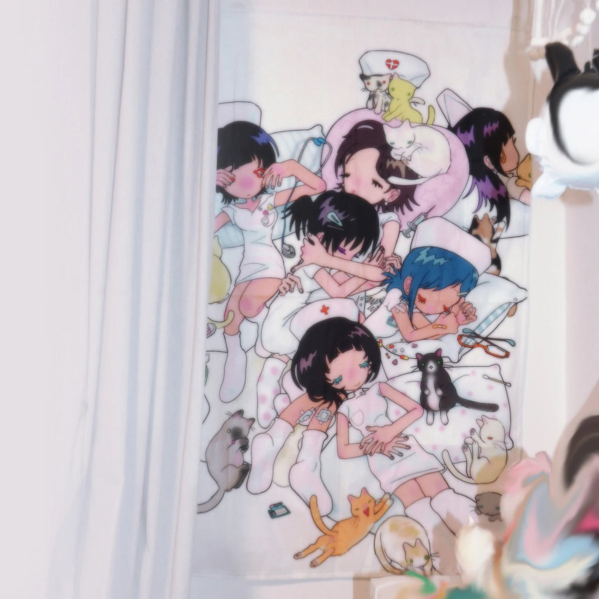 tapisserie murale dessin animé personnages chats floraux blanc bleu rose jaune vert clips magnétiques