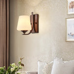 lampe murale classique bronze foncé abat jour blanc verre opaque éclairage intérieur ambiance chambre