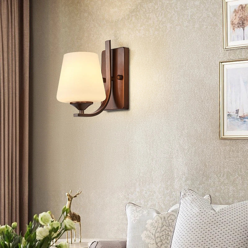 lampe murale classique bronze foncé abat jour blanc verre opaque éclairage intérieur ambiance chambre