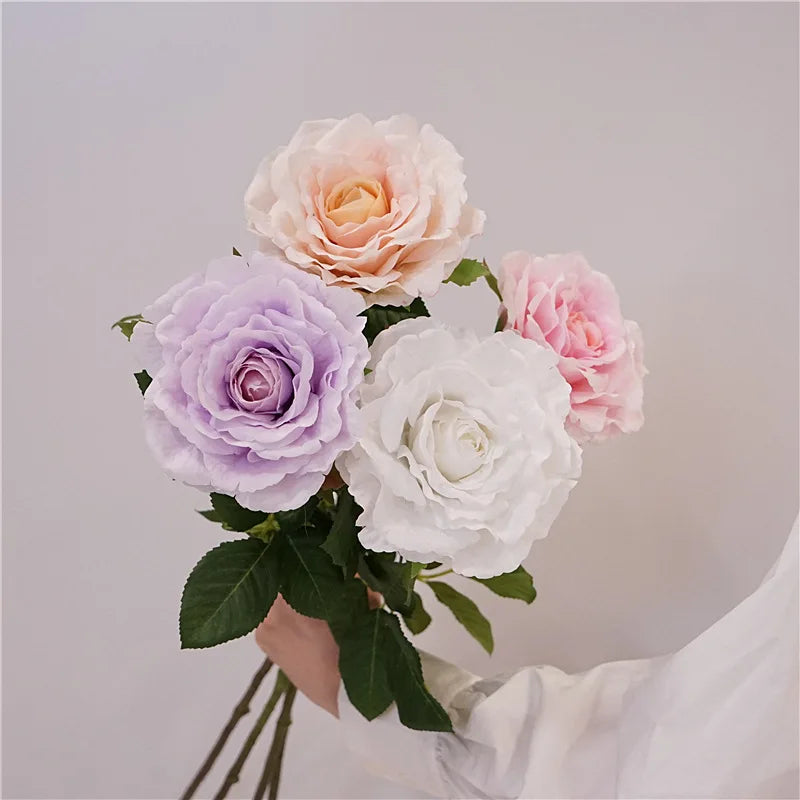 Bouquet roses artificielles violet rose clair blanc feuilles vertes classique anneaux métalliques intérieur decoration