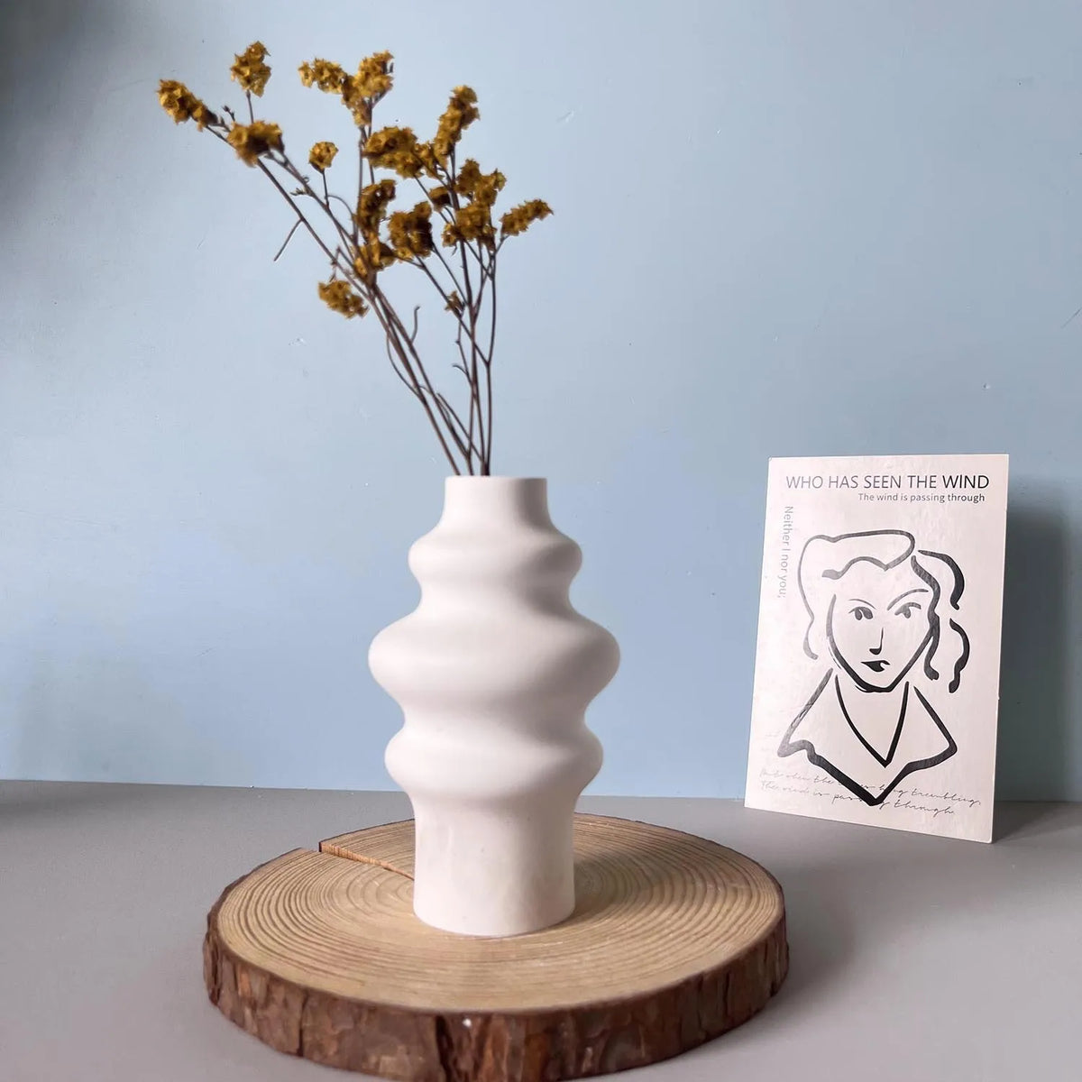 vases moules silicone textures minimalistes vases blancs motifs ondulés fleurs séchées base bois rondèle