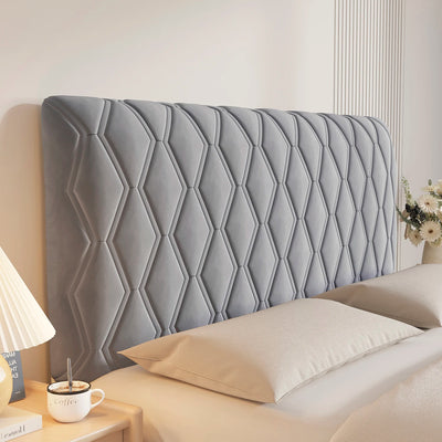 Housse de tête de lit velours extensible beige sur lit queen