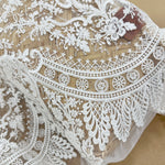 dentelle blanche floral complexe tissu acrylique baroque élégante mariage translucide brodée cérémonie.ACCESSIBLE VERSION: