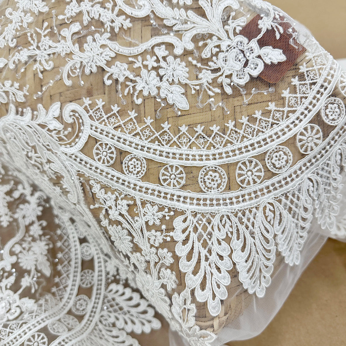dentelle blanche floral complexe tissu acrylique baroque élégante mariage translucide brodée cérémonie.ACCESSIBLE VERSION: