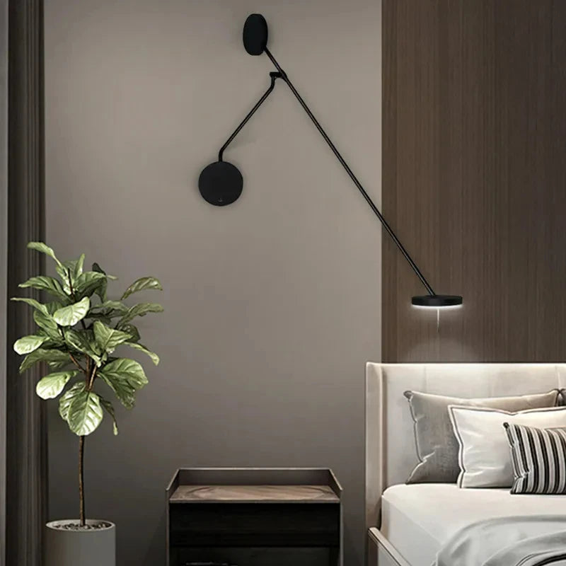 Détail du bras flexible de l'applique murale noire pour éclairage ciblé