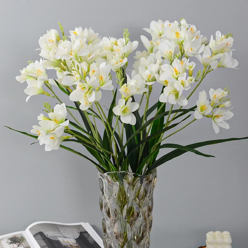 décoration intérieure bouquet artificielle orchidée blanc bleu rose feuilles verte moderne minimaliste