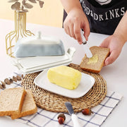 boîte beurre céramique rustique couvercle spatule intégrée blanc crème gris bleuté aspect texturé craquelé
