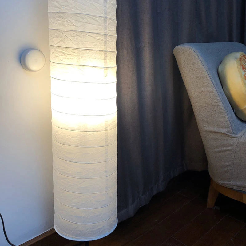 lampe sol moderne blanc rayures horizontales opacité base circulaire câble électrique chambre maison