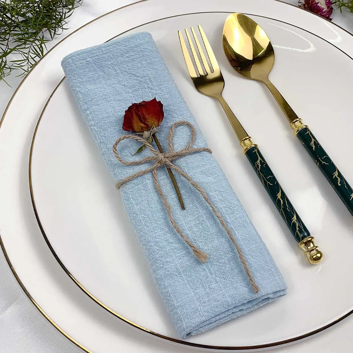 serviette lin bleu clair classique anneau métallique ruban coton fleur herbe séchée table mariage