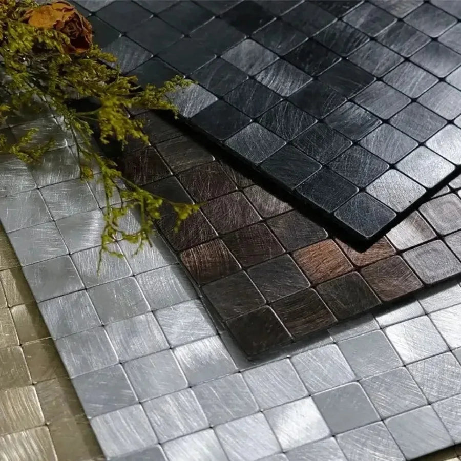 panneau decoratif mosaïque carreaux carrés finition métallique moderne noir gris argenté autocollant mural étanche