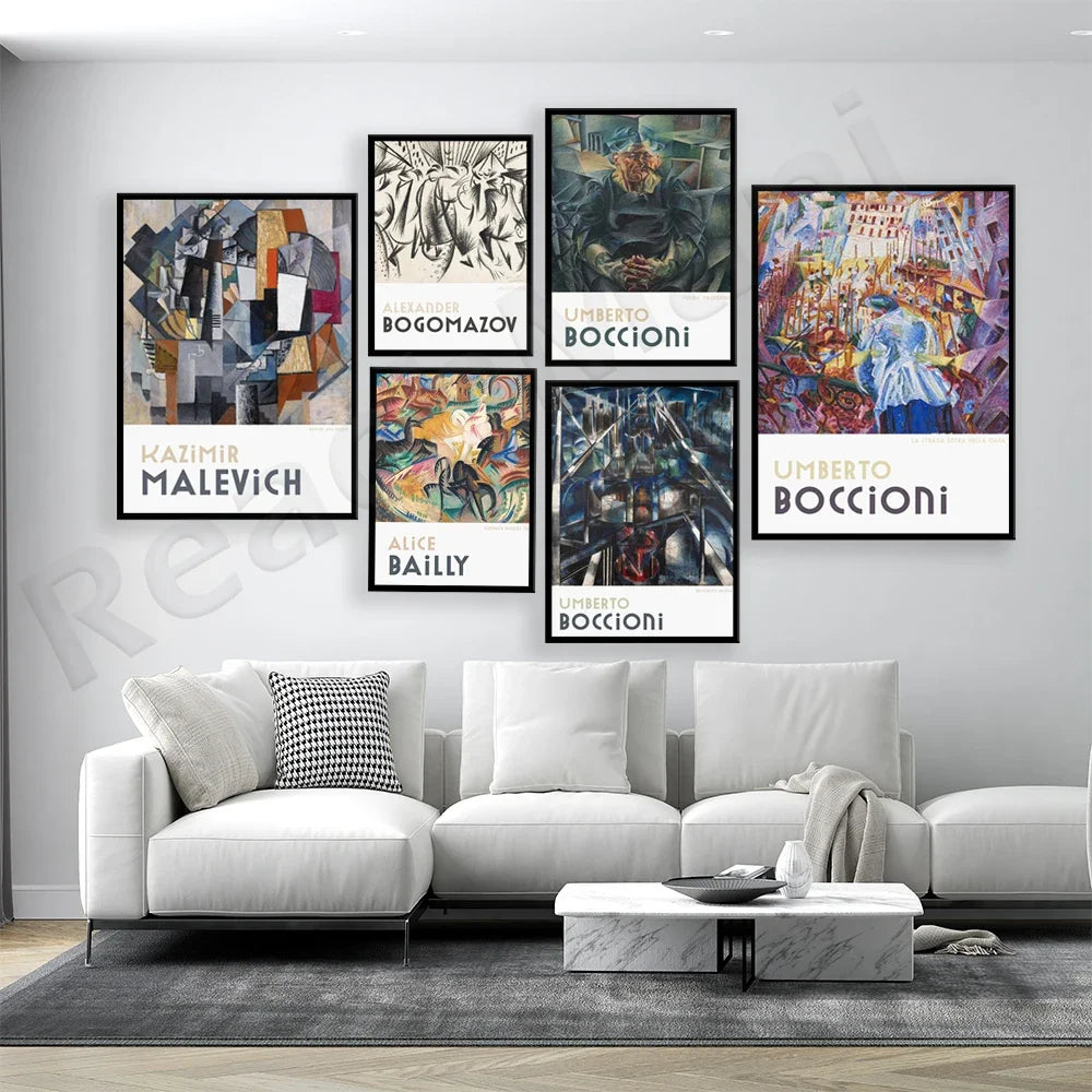 Cette image présente une sélection de reproductions d'œuvres d'art modernes accrochées sur un mur blanc, au-dessus d'un canapé blanc et d'une table basse en marbre. Les œuvres représentent des compositions cubistes et expressionnistes de peintres célèbres tels que Kazimir Malevich, Umberto Boccioni et Alice Bailly.