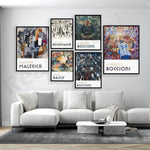 Cette image présente une sélection de reproductions d'œuvres d'art modernes accrochées sur un mur blanc, au-dessus d'un canapé blanc et d'une table basse en marbre. Les œuvres représentent des compositions cubistes et expressionnistes de peintres célèbres tels que Kazimir Malevich, Umberto Boccioni et Alice Bailly.