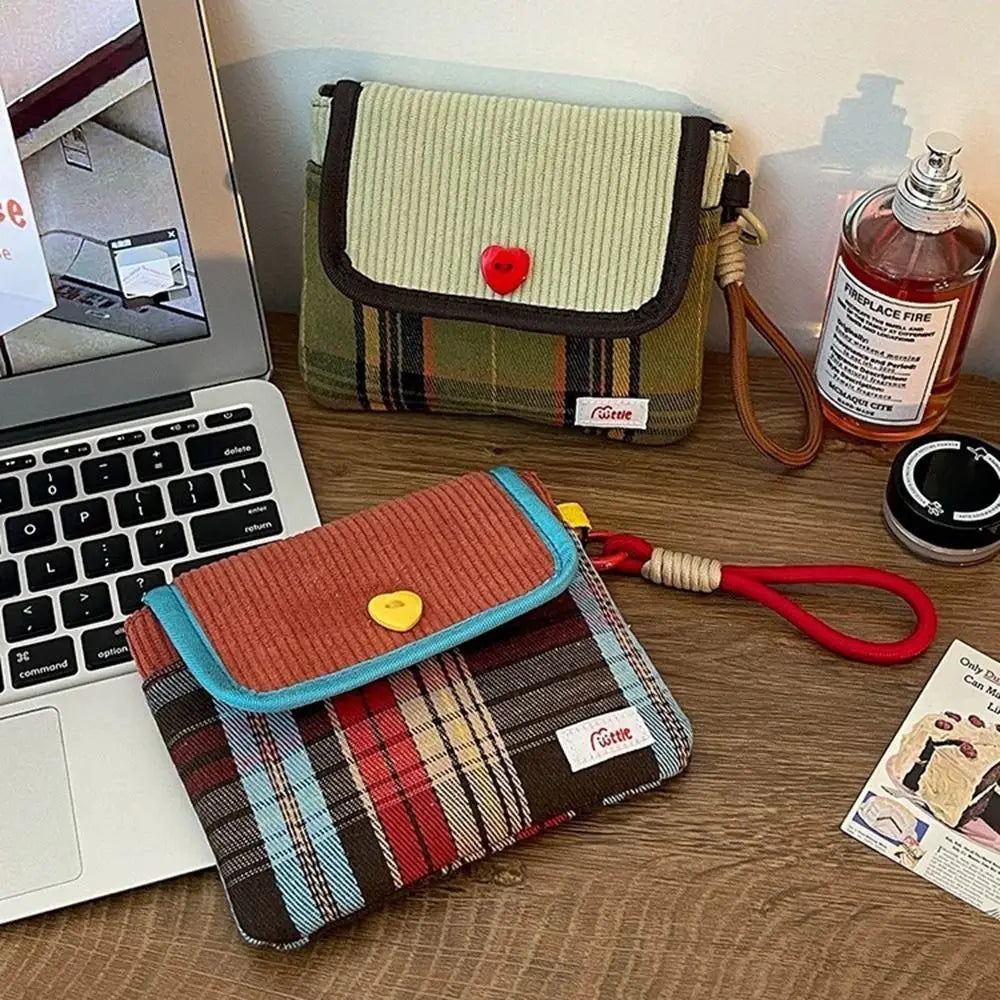 porte monnaie multi usages tissu pliable couleurs vert rouge moderne étui smartphone bouteille parfum
