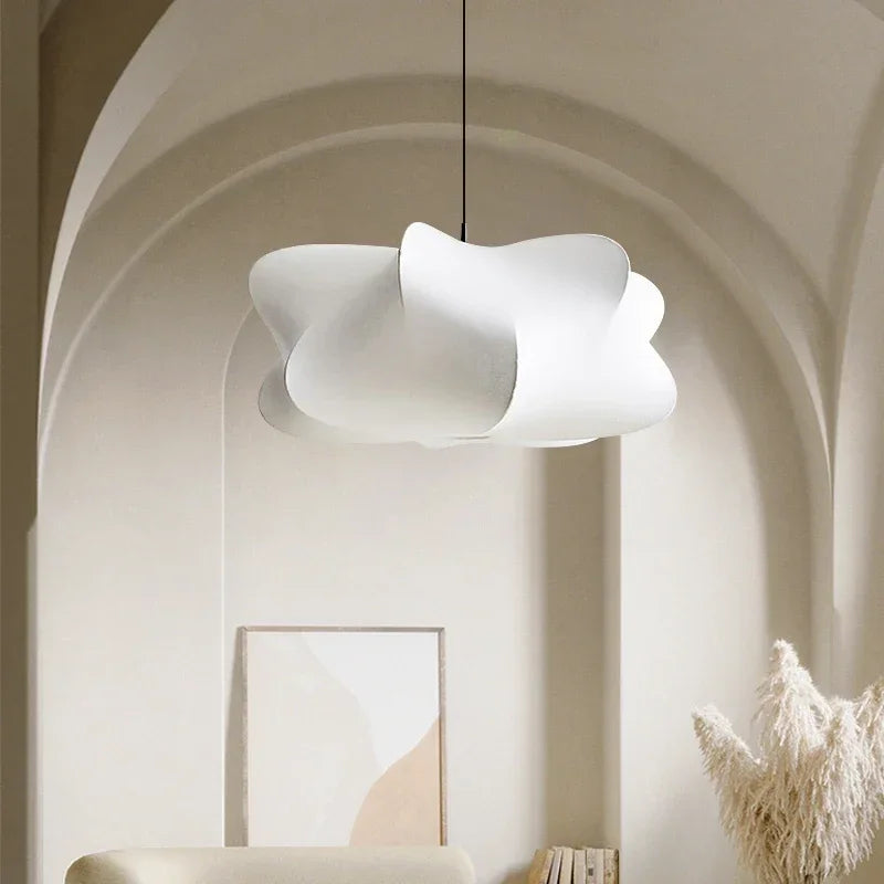 Suspension lumineuse moderne minimaliste blanc beige organique ondulé opacité fixée chaîne noire