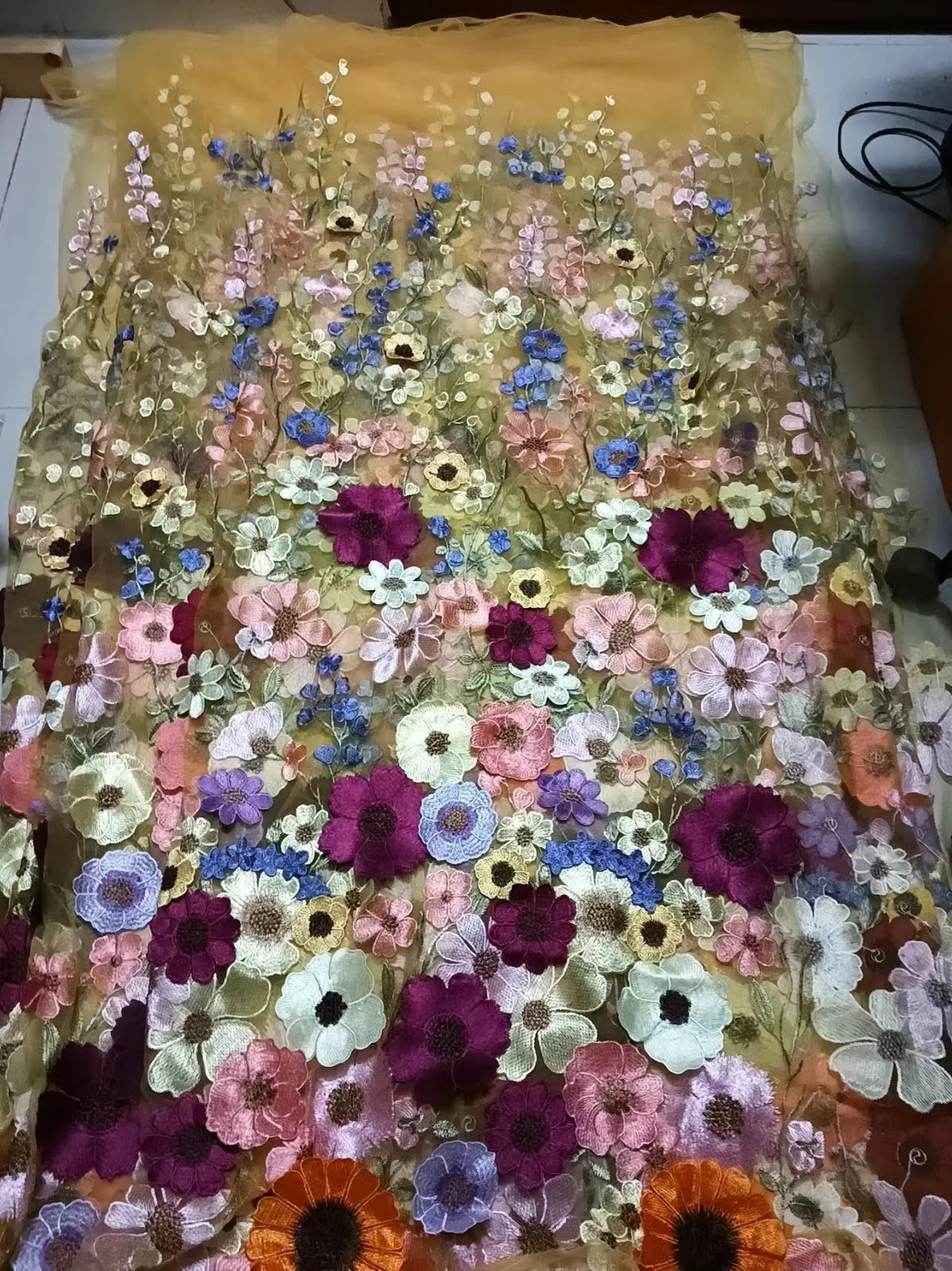 tissu brocart fleurs reliefs multicolore rose bleu vert jaune blanc biodegradable longueur 150cm echangable