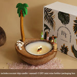 Le produit comprend une bougie en forme de navire de noix de coco, 5 petites bouteilles de vin DIY et une boîte d'emballage, le tout dans un décor tropical avec des feuilles de palmier.