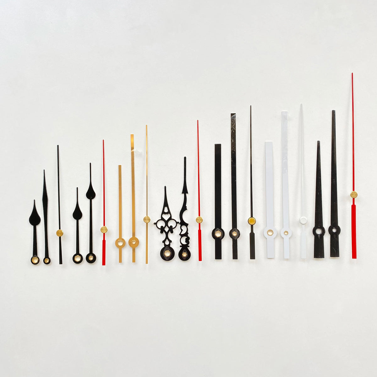aiguilles horloge murales métal dorées noires blanches rouges modernes élégantes mouvement quartz fixations remplacent