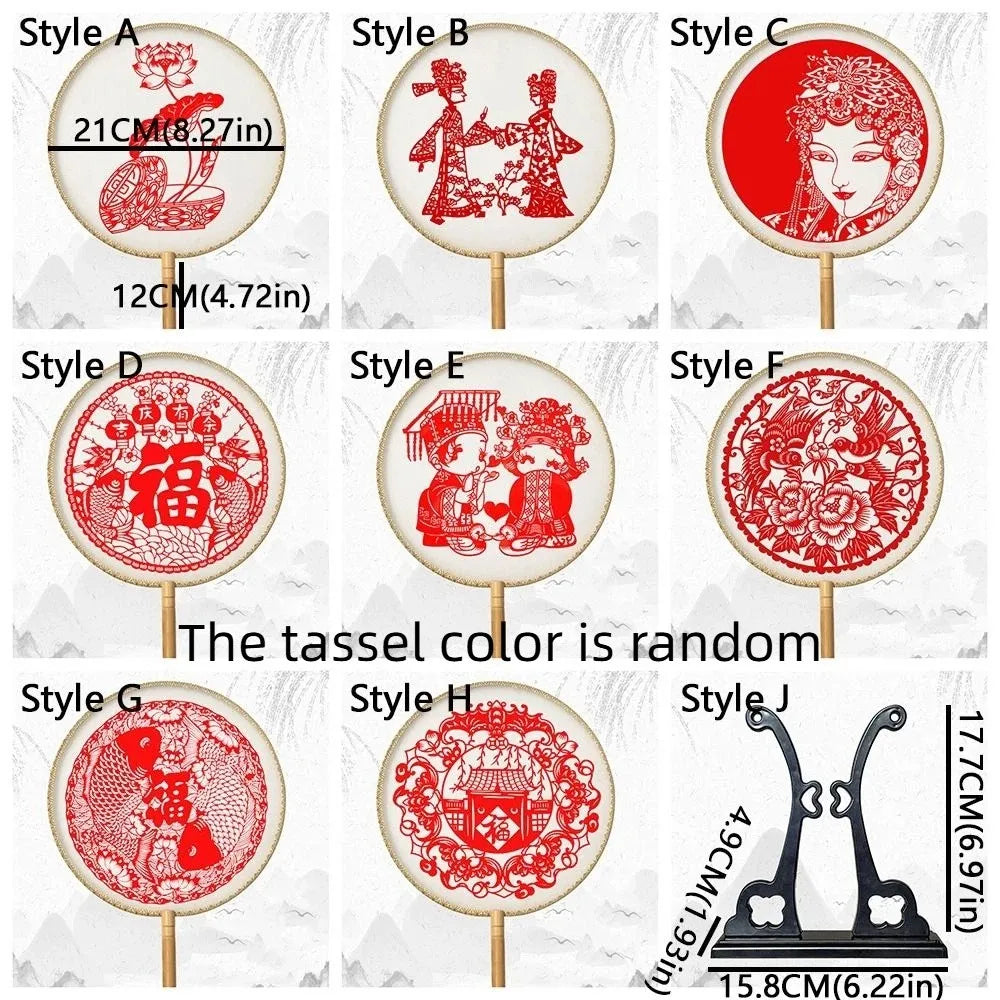 éventail artisanal traditionnel motifs floraux géométriques poignée bois pompon rouge soie tissée opacité festive