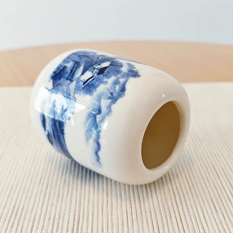vase céramique blanc bleu fleurs stylisées artisanal traditionnel décoration intérieure pot fleurs