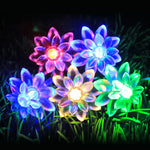 guirlande lumineuse fleurs colorées jardin nocturne décoration extérieure féerique chaleureuse led festive