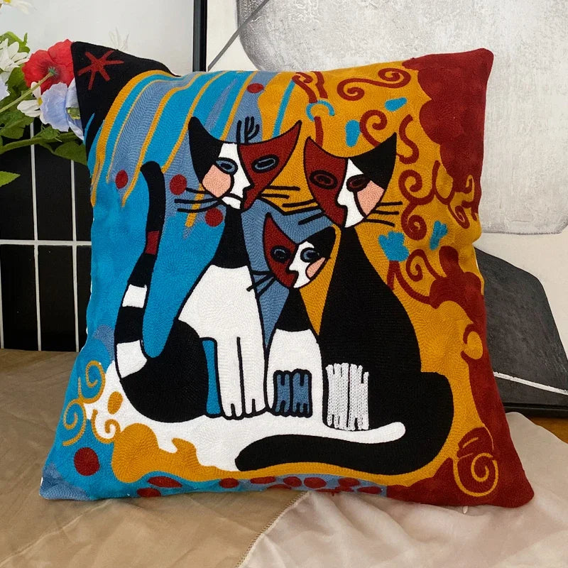 housse coussin coton brodé motifs abstraits visages stylisés moderne pop art bleu blanc orange